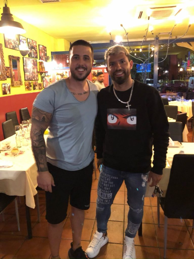 Dos personas comparten una fotografía en la sala de Bella Napoli