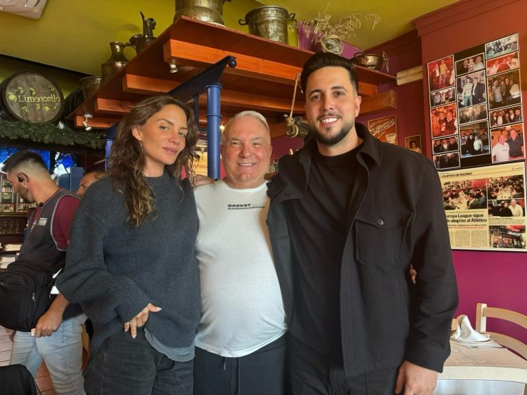 Tres personas comparten una fotografía en Bella Napoli