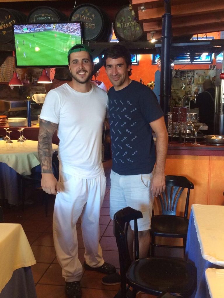 Dos personas posan en la zona de la barra de Bella Napoli
