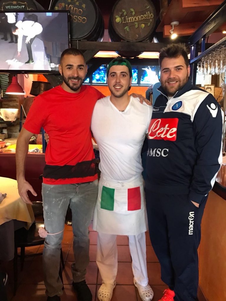 Tres personas posan junto a la barra de Bella Napoli